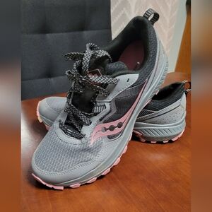 Saucony womens sneakers size 9.5